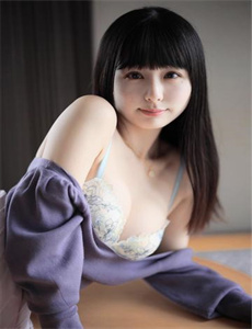 老妇女擦她下面毛茸茸的